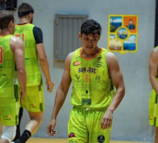 Jugadores del equipo Choyeros de San José del Cabo utilizando uniforme amarillo durante un partido