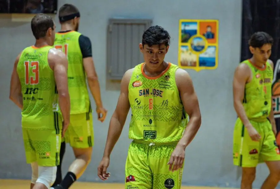 Jugadores del equipo Choyeros de San José del Cabo utilizando uniforme amarillo durante un partido