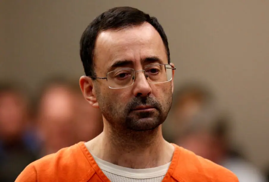 Apuñalan a Larry Nassar, médico que abusó de gimnastas en EU