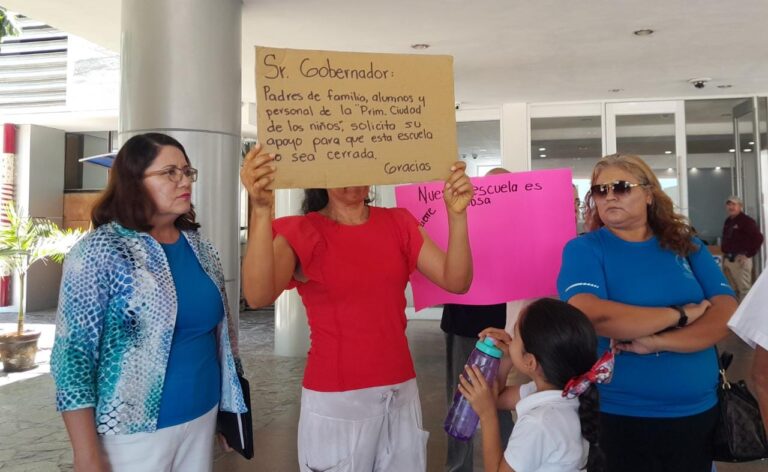 Madres manifestándose por el cierra de la escuela Ciudad de los Niños