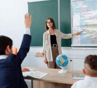 Maestra y niños en la escuela