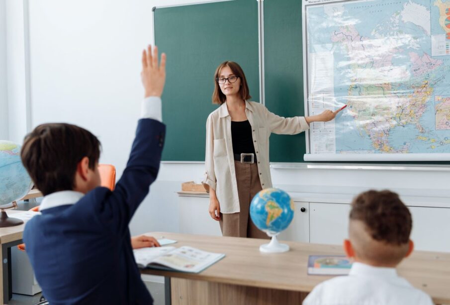 Maestra y niños en la escuela