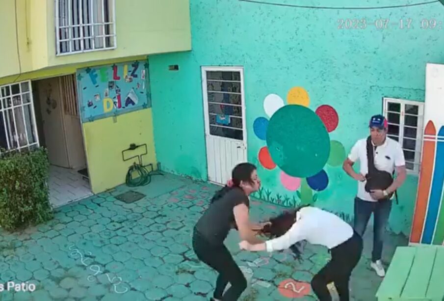 Mamá agrediendo a maestra