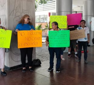 Manifestación por cierre de plantel