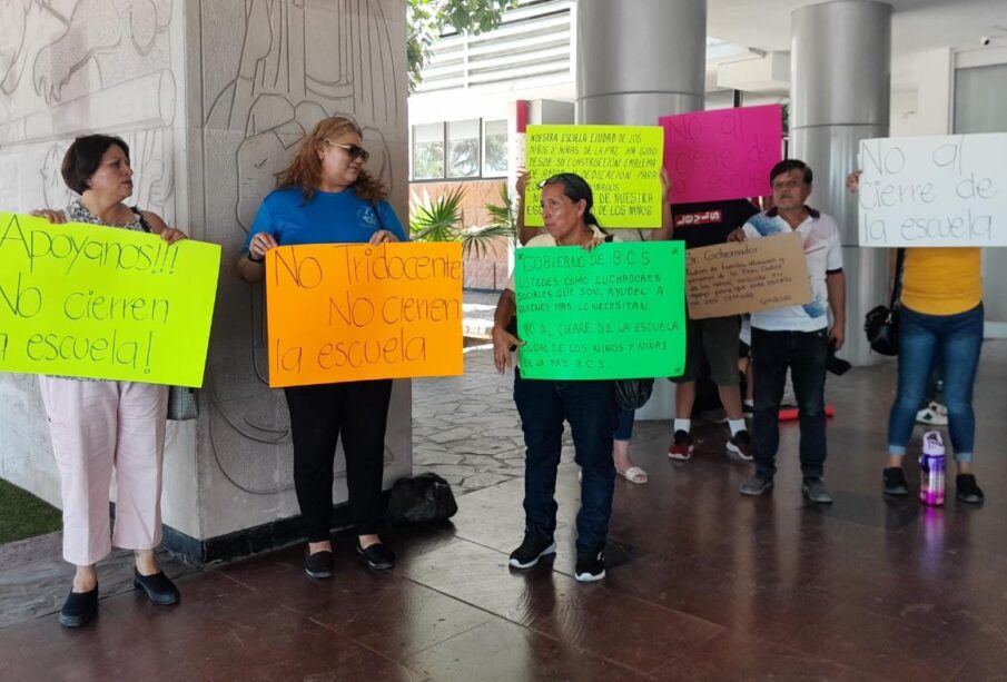 Manifestación por cierre de plantel