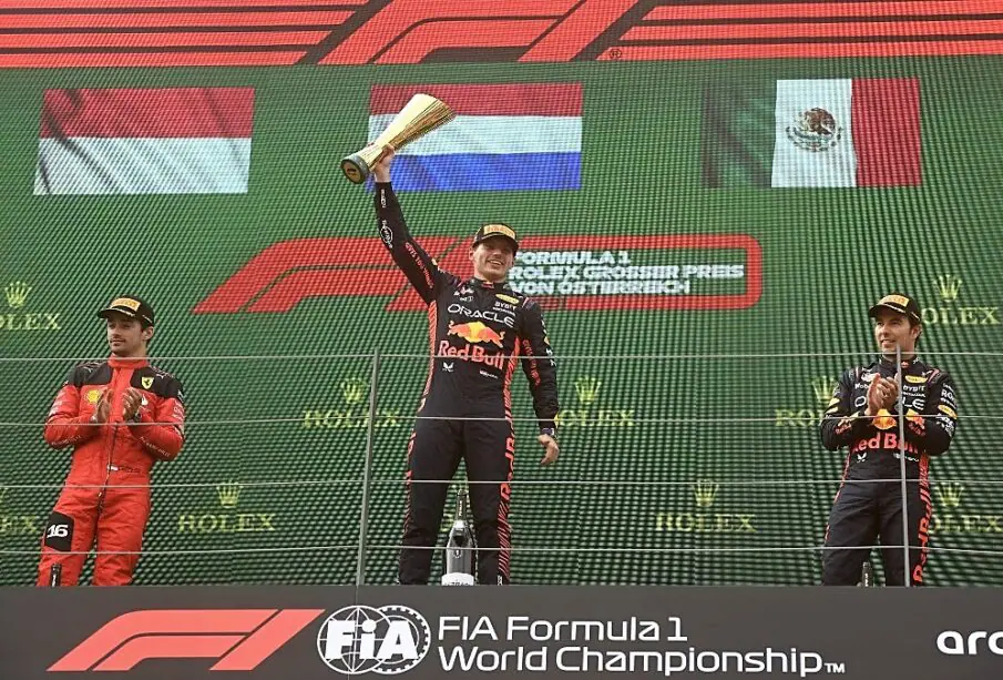 Max Verstappen sosteniendo premio de Australia