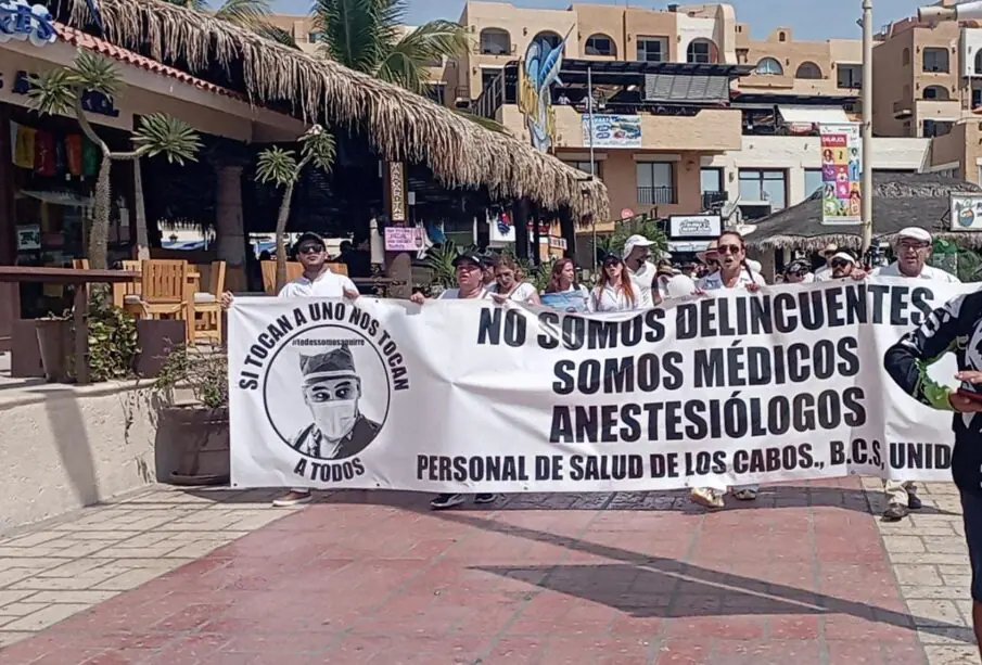 Médicos anestesiólogos y personal del sector salud de Los Cabos manifestándose a favor del doctor Gustavo Aguirre Castro