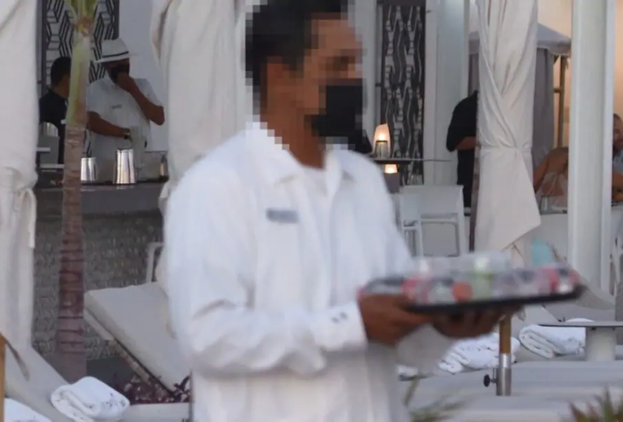 Mesero de un hotel de Los Cabos.