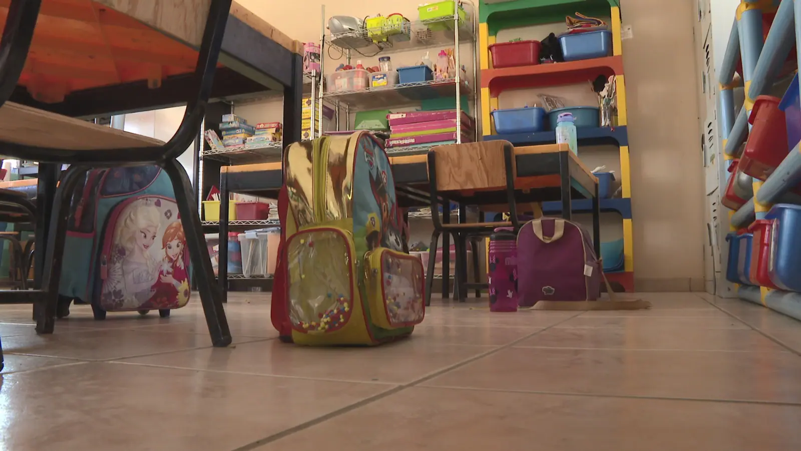 Mochila con útiles escolares en salón de clases