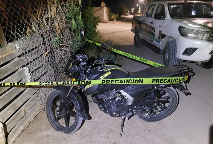Moto incautada y rodeada con cinta amarilla