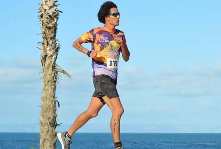 Oscar Daniel Alonso Reyes trotando en el malecón de La Paz.