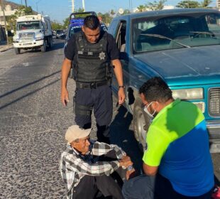 Paramédicos atendiendo abuelito atropellado