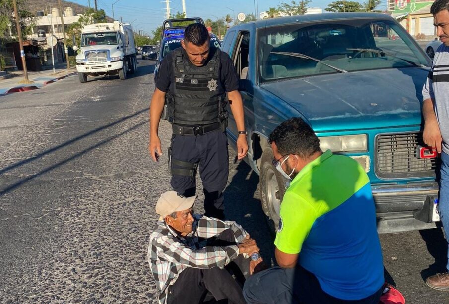 Paramédicos atendiendo abuelito atropellado