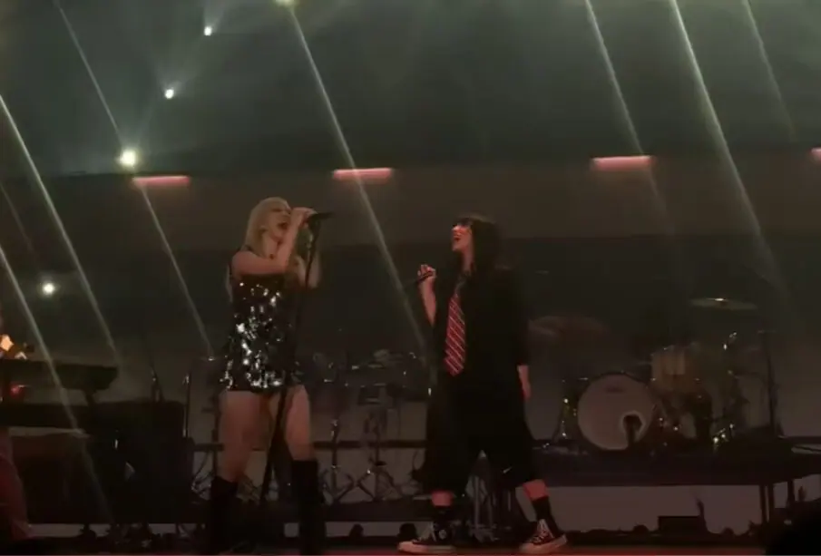 Paramore y Billie Eilish durante un concierto en Los Ángeles.