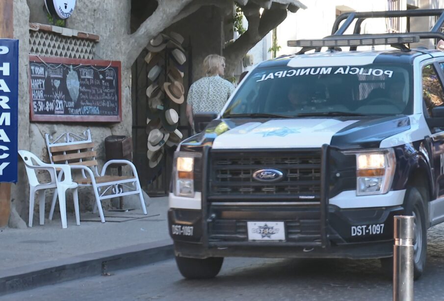 Patrulla de la Policía Municipal transitando por las calles de Cabo San Lucas