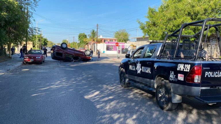 Patrulla de policía en sitio de volcadura