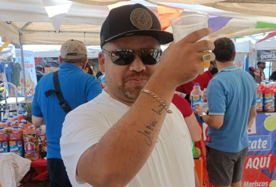 Persona tomando cerveza en el Segundo Festival del Ceviche y la Cerveza en el Malecón de La Paz.