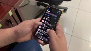 Persona usando WhatsApp