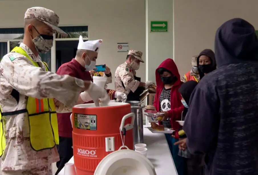 Personal de la Guardia Nacional atendiendo a personas en albergue