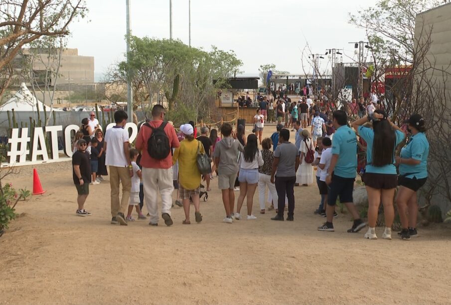 Personas en el Abierto de Tenis de Los Cabos.