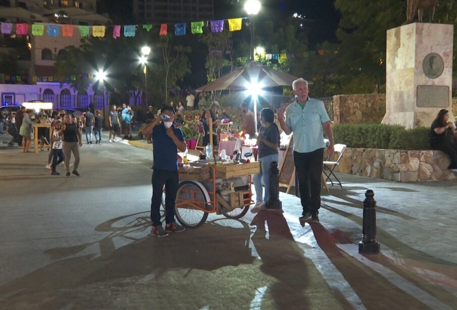 Personas en el Centro de Cabo San Lucas.