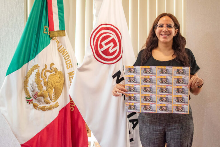 Representante de la Lotería Nacional con serial promoviendo a BCS