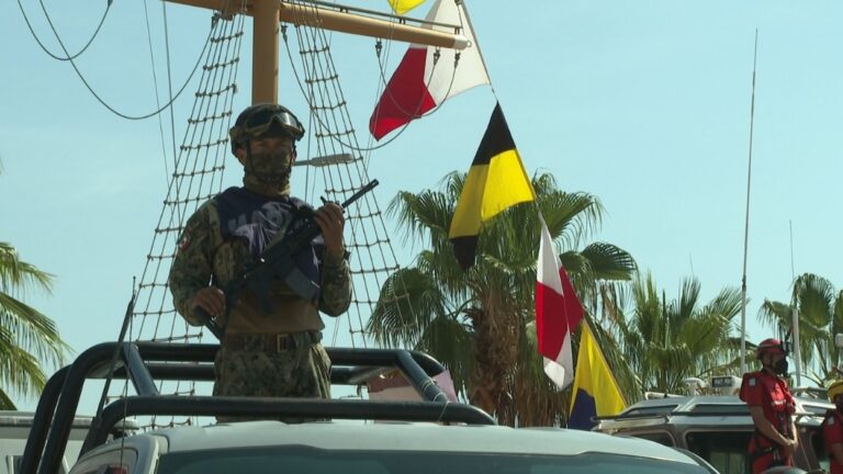 Soldado sobre camioneta sosteniendo arma