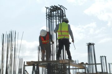 Trabajadores de la construcción durante obra de la secundaria en Cabo San Lucas.