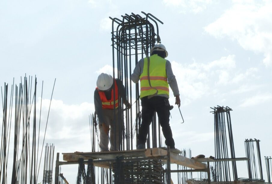 Trabajadores de la construcción durante obra de la secundaria en Cabo San Lucas.