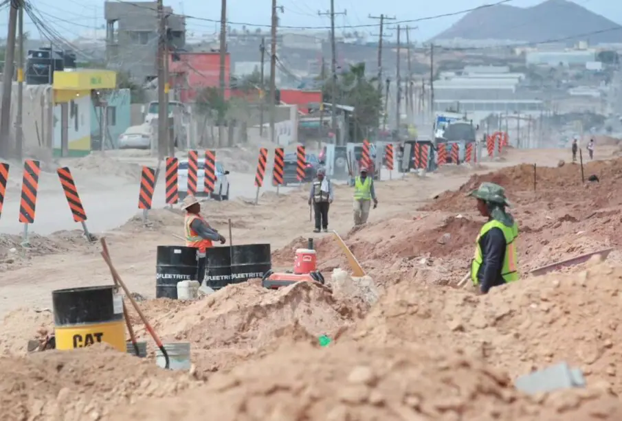 Trabajadores en la obra de la calle Nicolás Tamaral en Cabo San Lucas.