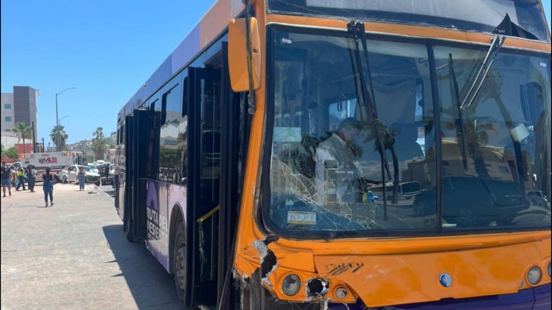 Transporte público que chocó en el boulevard Lázaro Cárdenas.