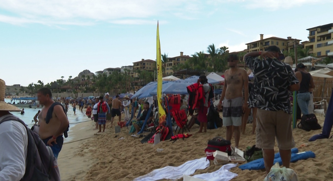 Turistas en playa El Médano.