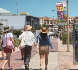 Turistas extranjeros paseando por la zona de la Marina en Cabo San Lucas