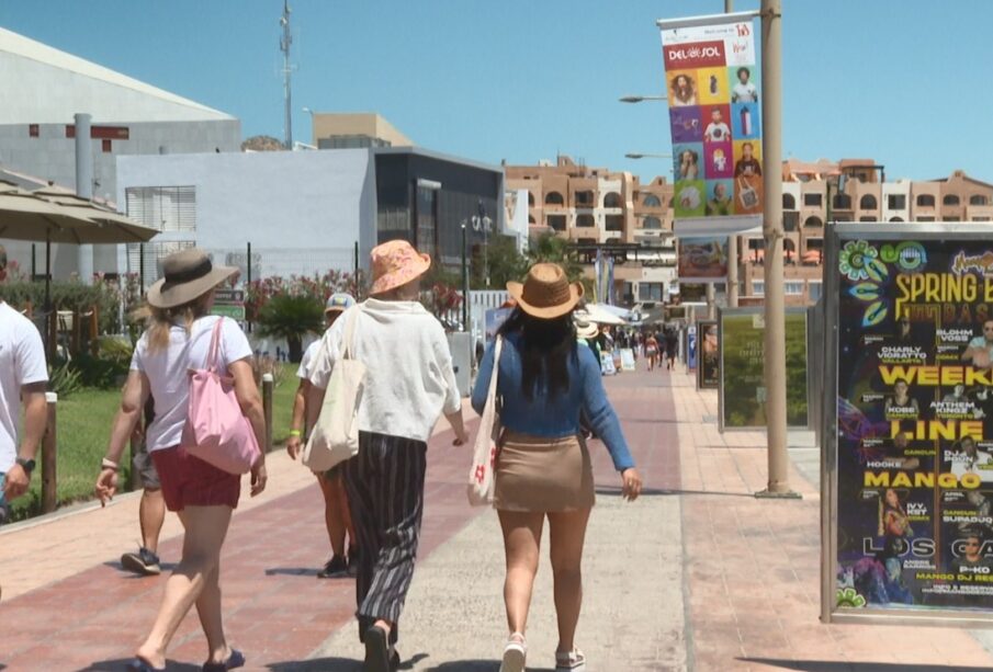 Turistas extranjeros paseando por la zona de la Marina en Cabo San Lucas