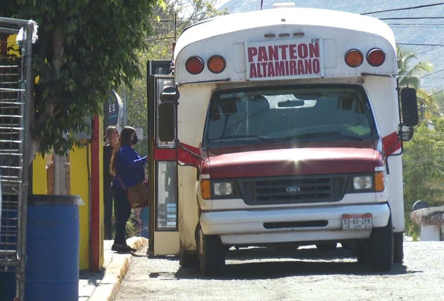 Unidad de transporte público con dirección al panteón Altamirano.