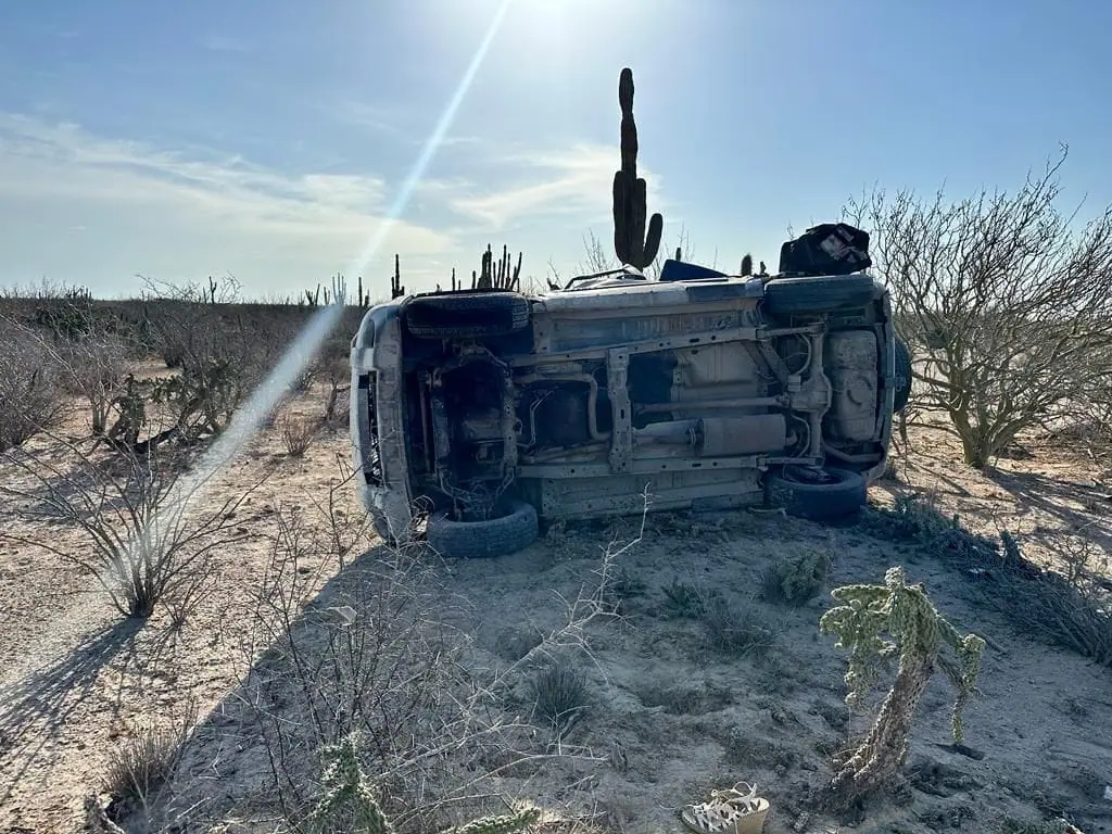 Vehículo volcado en la carretera Transpeninsular