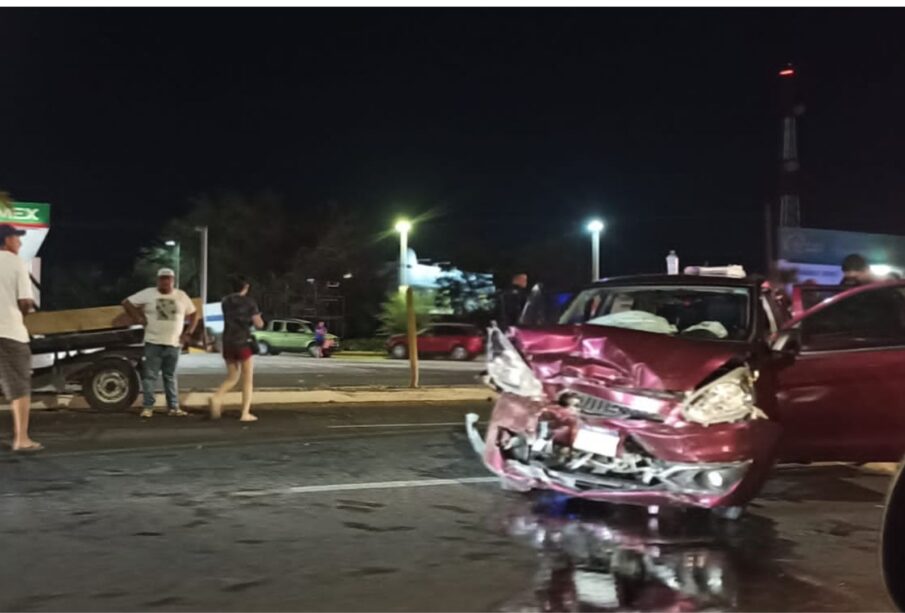 Vehículos impactados en la avenida Forjadores y Bahía Concepción en la colonia Tabachines.