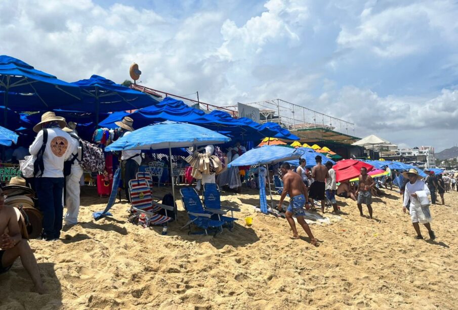 Vendedores ambulantes en zona de la playa en Cabo San Lucas