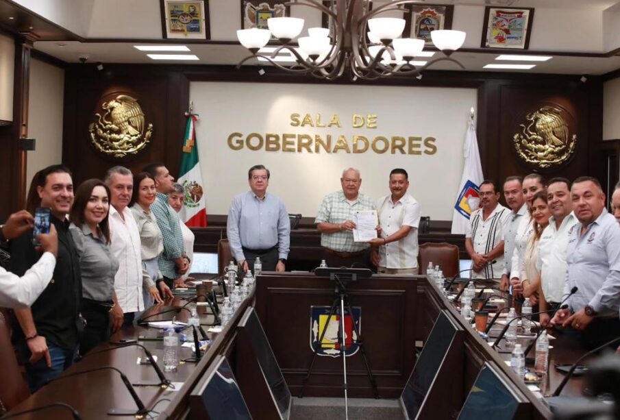 Víctor Castro junto a SUTSPEMIDBCS recibiendo pliego petitorio.