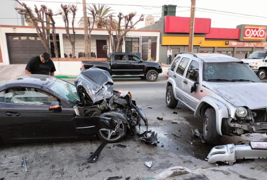 Vive para contarlo tras estrellar su coche de lujo con camioneta en La Paz