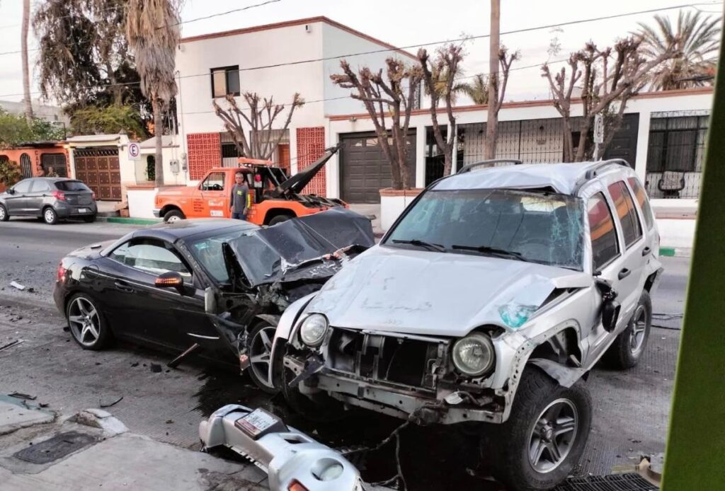 Vive para contarlo tras estrellar su coche de lujo con camioneta en La Paz 
