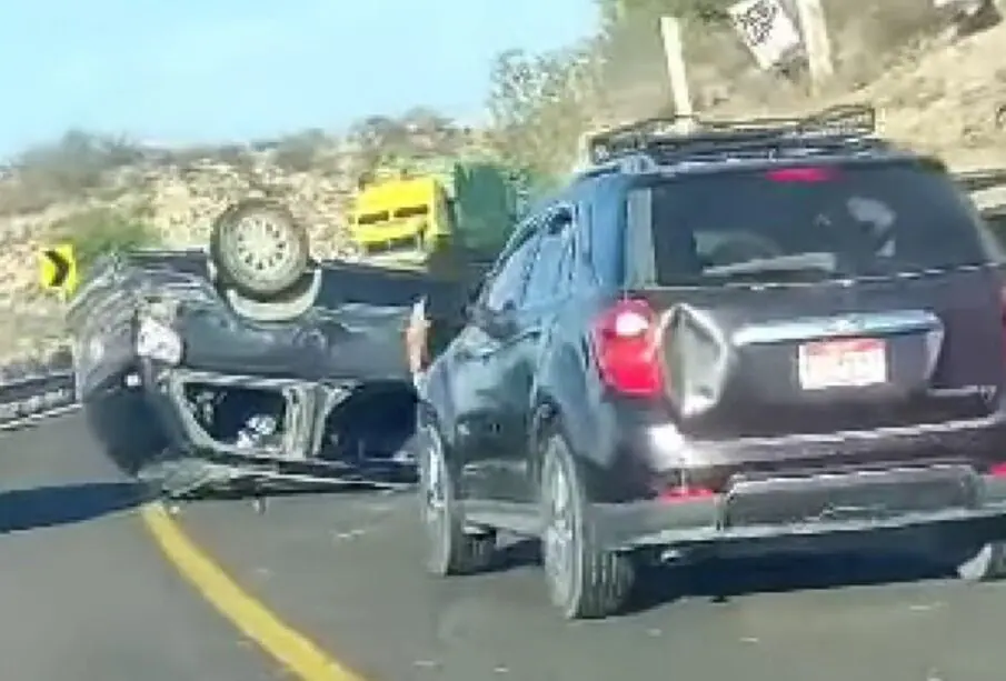 Volcadura en la carretera La Paz-Comondú