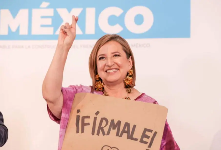 Xóchitl con cartel de fírmale