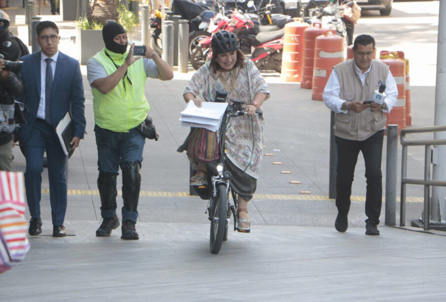 Xóchitl en bicicleta llegando a la fiscalía