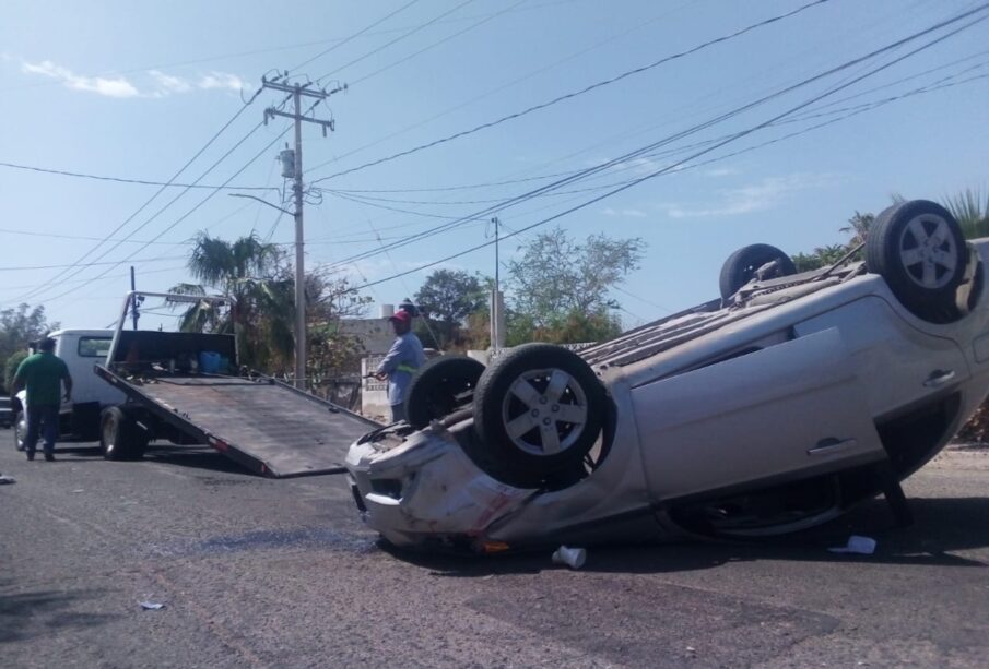 Se pasa un alto, se estrella contra vocho y termina volcado