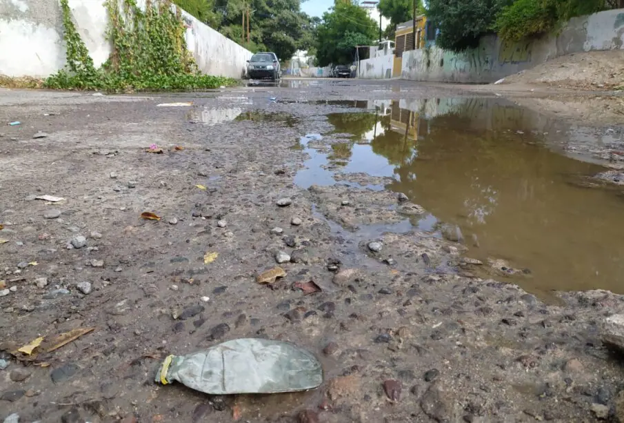 agua estancada en la calle