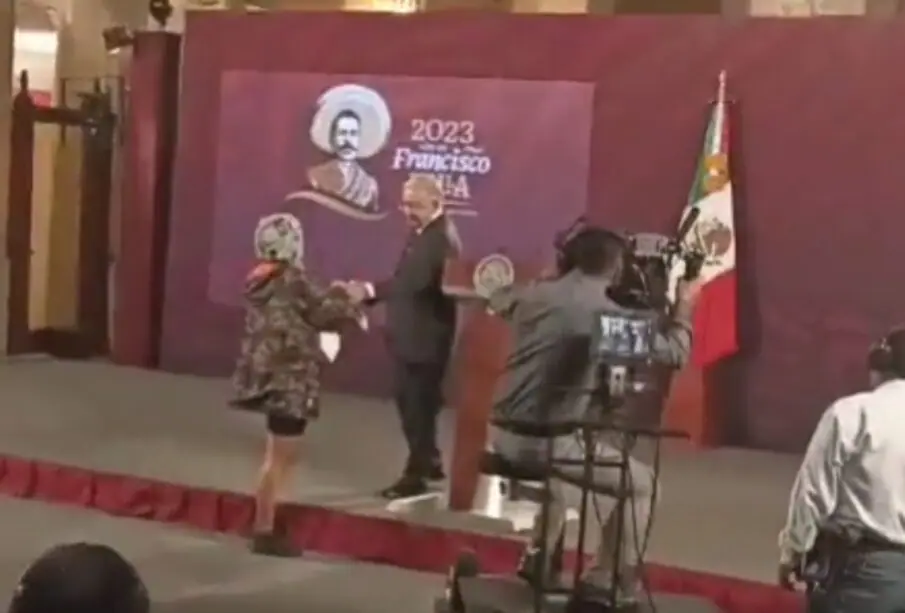 AMLO: Periodista irrumpe en mañanera para denunciar amenazas