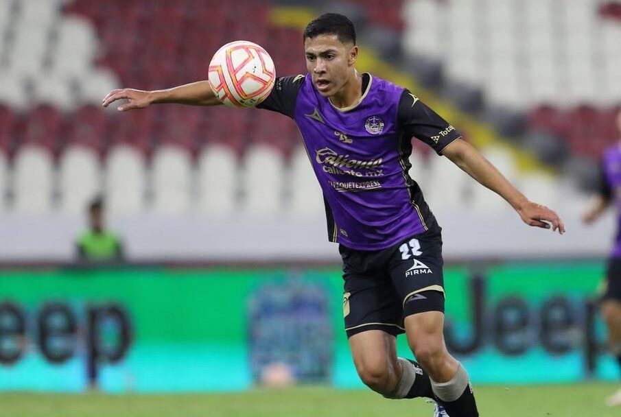 Andrés Montaño con pelota de futbol.