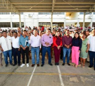 Presidente municipal de Los Cabos, Oscar Leggs, entrega apoyos en viviendas