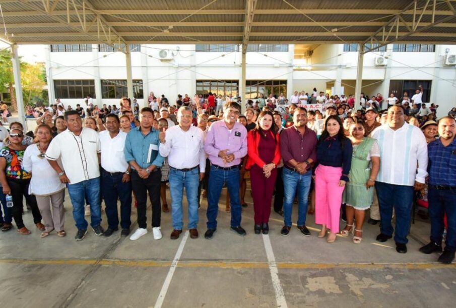 Presidente municipal de Los Cabos, Oscar Leggs, entrega apoyos en viviendas